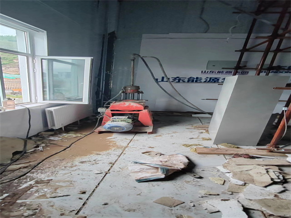 山根镇地基基础下沉墙体裂缝加固注浆顶升施工